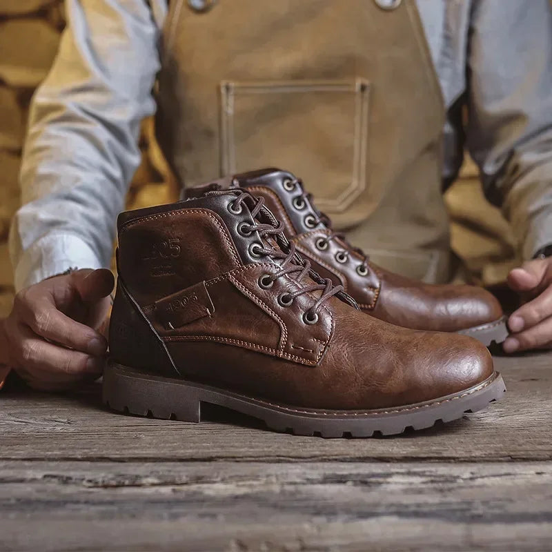 IZAN - Elegantes Botas de Hombre de Piel Sintética de Estilo Clásico